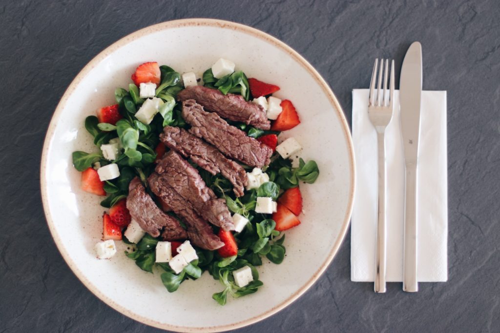 Erdbeer-Feta-Salat mit Rinderfiletstreifen. - suechtignach.at